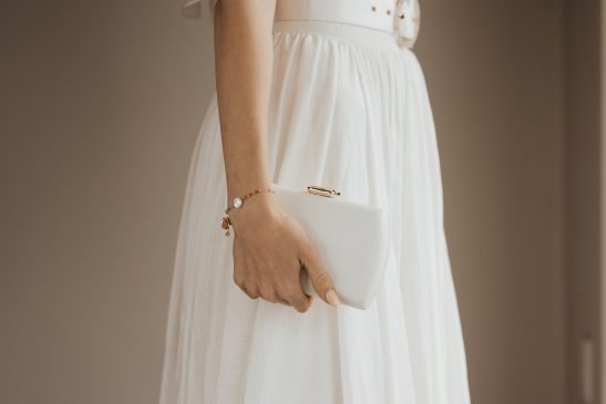 With charming simplicity this bridal clutch suits the modern and refined bridal look that is so on trend at the moment. For a bride one of the signature moments of the wedding day is when she puts on her accessories, it’s like the pause before the big event. Hold all your essentials in this minimal clutch that perfectly complements your dress and accessories without stealing the show. This clutch comes with a removable chain shoulder strap.