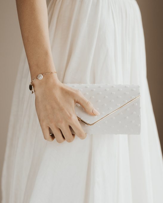 With charming simplicity this bridal clutch suits the modern and refined bridal look that is so on trend at the moment. For a bride one of the signature moments of the wedding day is when she puts on her accessories, it’s like the pause before the big event. Hold all your essentials in this minimal clutch that perfectly complements your dress and accessories without stealing the show. This clutch comes with a removable chain shoulder strap.