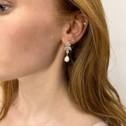 Annie – Gold Pearl Dangle Earrings
