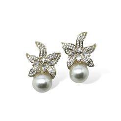 Tamika – Pearl stud earrings gold