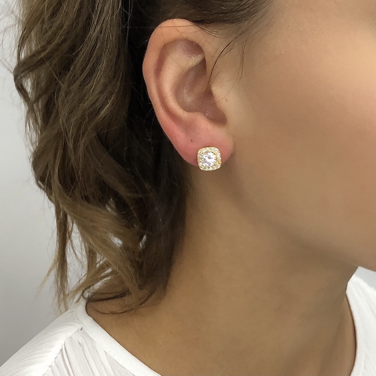 Petite crystal studs are the perfect finishing touch to complete your look as an everyday earring, adding a bit of sparkle. Small studs are chosen by brides when wearing a larger headpiece and just need to complete the look with a small bridal earring. A great gift for your bride tribe, studs are a versatile choice that are re-wearable after the day but still works perfectly to add a bit of sparkle. You really can't go wrong with these pretties no matter the occasion. Made of cubic zircon, allergy and nickel free posts.