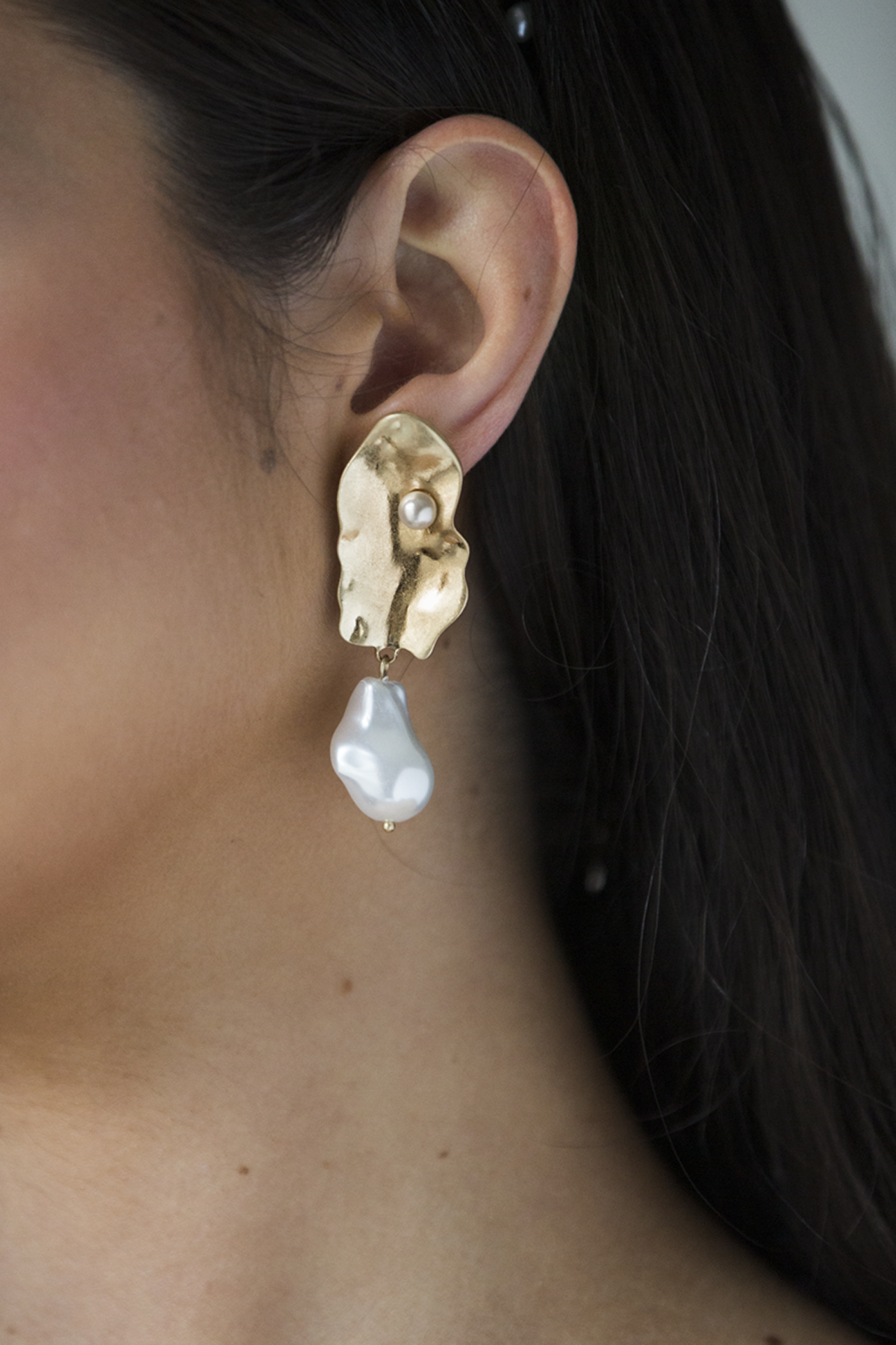 We are totally in love with this pair of earrings crafted in 18k gold electoplate and featuring a tiny pearl detail, and baroque pearl drop. Drawing from elements from nature, this design is synonymous with the stylish modern day bride. Subtle beauty is a part of your bridal look with these fine creations.