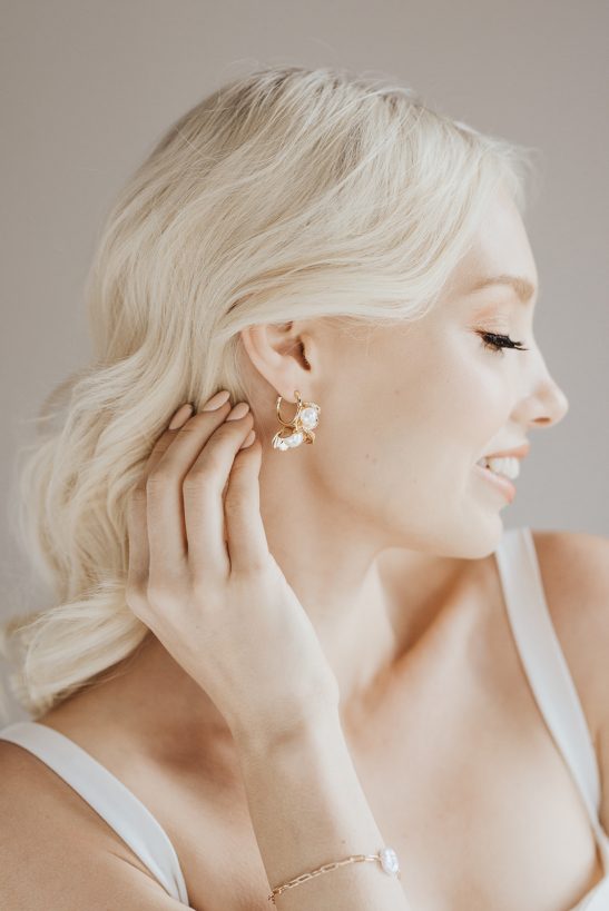 Inspired by natural elements, we love the minimal design of this gold rose and pearl hoop earring. Easily taking you from day to evening, this design will appeal to a minimal bride and modern bridal party.