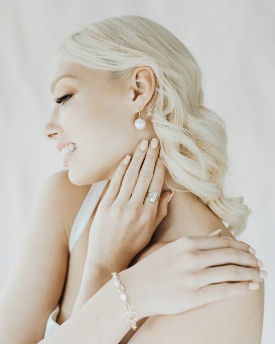We really love this fashion ring made of fresh water pearl, set into a 18k gold foil finish. Please note: As the pearls are natural stones, the shape and size may vary. This ring is adjustable.